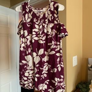 Cold-shoulder swing top